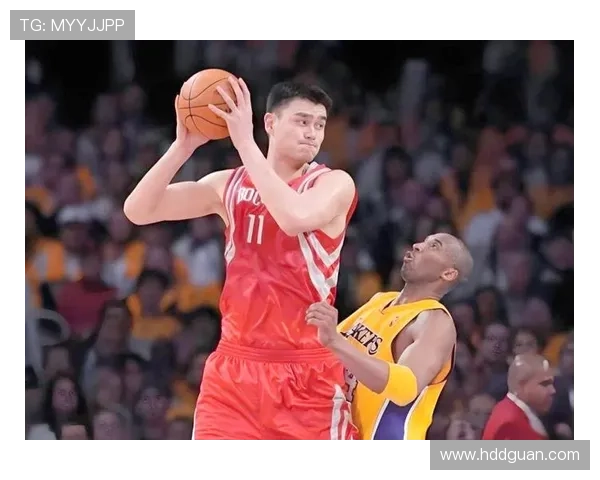 姚明谈篮球场内外的差异：透明竞技与复杂人生的对比分析